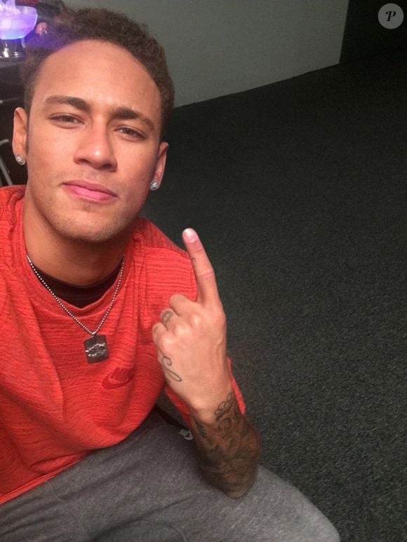 Assim é o cabelo natural de Neymar - muito bonito por sinal!