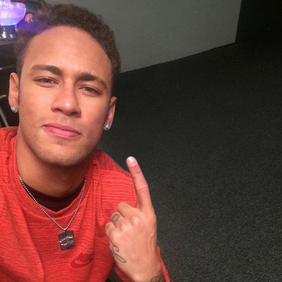 Assim é o cabelo natural de Neymar - muito bonito por sinal!