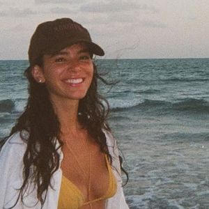 De roupão e sem sutiã, Bruna Marquezine valoriza corpo em foto sexy e leva internautas à loucura: 'Maravilhosa'