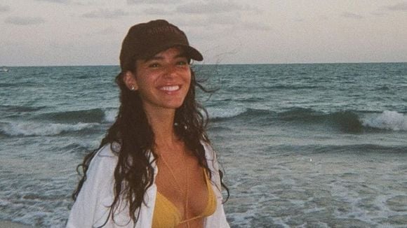 De roupão, sem sutiã e nada mais, Bruna Marquezine valoriza corpo em foto sexy e leva internautas à loucura: 'Maravilhosa'