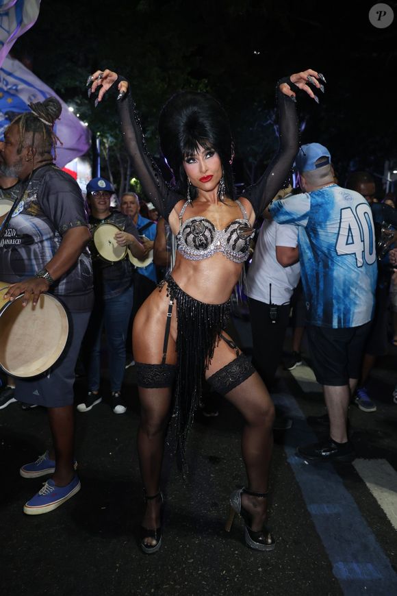 Franja, brilho e atitude! O samba nunca foi tão dark e glamouroso!