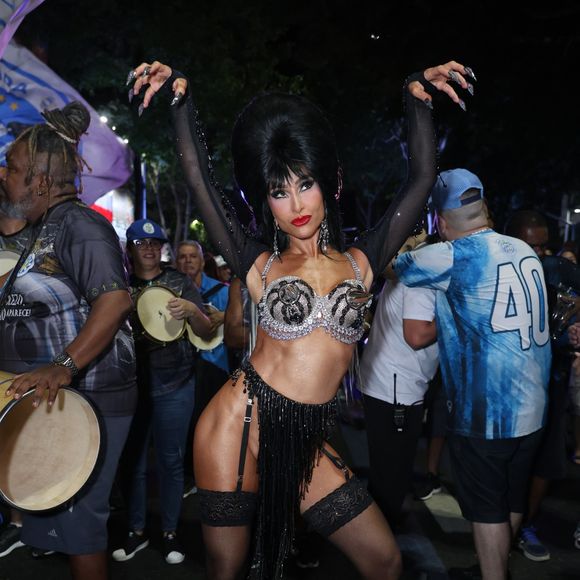 Franja, brilho e atitude! O samba nunca foi tão dark e glamouroso!