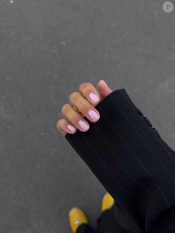 Unhas linhas de tênis são modernas, divertidas, e podem ser feitas com linhas finas, listras ou formatos orgânicos. Elas trazem um ar mais descontraído para às mãos.