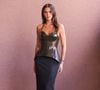 Bruna Marquezine usou um look inspirado em armadura para assistir ao desfile de moda