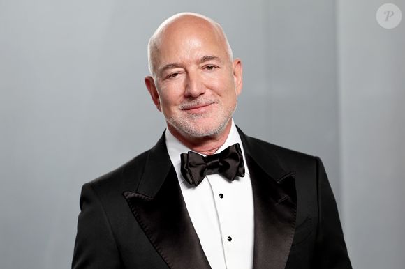 De acordo com a Vogue, a esposa do Bilionário da Amazon Jeff Bezos, Lauren Sánchez Bezos explicou que seu look buscava refletir como os padrões culturais mudam com o tempo, ao se inspirar em referências históricas da moda