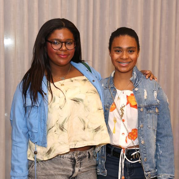 Laura e Maria estavam com looks combinando para o evento