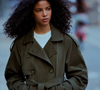 O Adidas Tokyo em tom de nata montada também pode ser combinado com um trench coat verde-militar, criando um contraste com a tonalidade neutra do tênis. O modelo da Bershka, vendido por R$ 359,00, é uma alternativa para atualizar as produções de Primavera