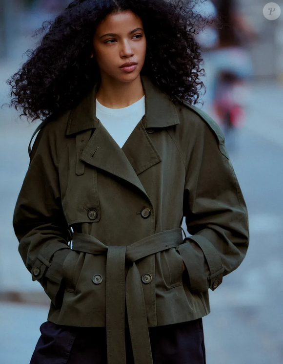 O Adidas Tokyo em tom de nata montada também pode ser combinado com um trench coat verde-militar, criando um contraste com a tonalidade neutra do tênis. O modelo da Bershka, vendido por R$ 359,00, é uma alternativa para atualizar as produções de Primavera
