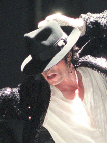 Michael Jackson no pé: o novo Adidas 'Moonwalk' é o tênis casual elegante, com cara de milionária, que promete brilhar como o Rei do Pop