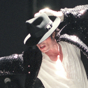 Michael Jackson no pé: o novo Adidas 'Moonwalk' é o tênis casual elegante, com cara de milionária, que promete brilhar como o Rei do Pop
