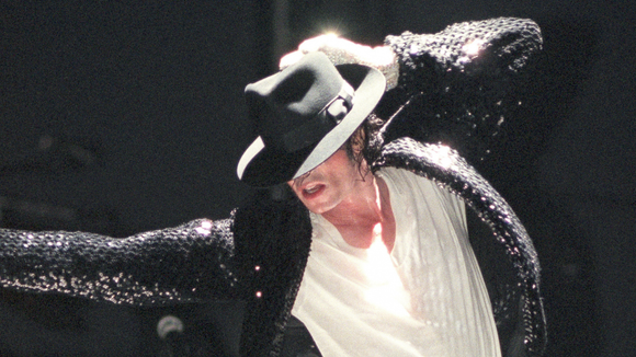 Michael Jackson no pé: o novo Adidas 'Moonwalk' é o tênis casual elegante, com cara de milionária, que promete brilhar como o Rei do Pop