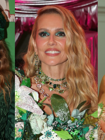 Deborah Secco de ‘jardim humano’, Marina Ruy Barbosa em plumas e Sarah Jessica Parker dona da noite: os looks dos famosos para o Baile da Arara 2026 em 30 fotos!