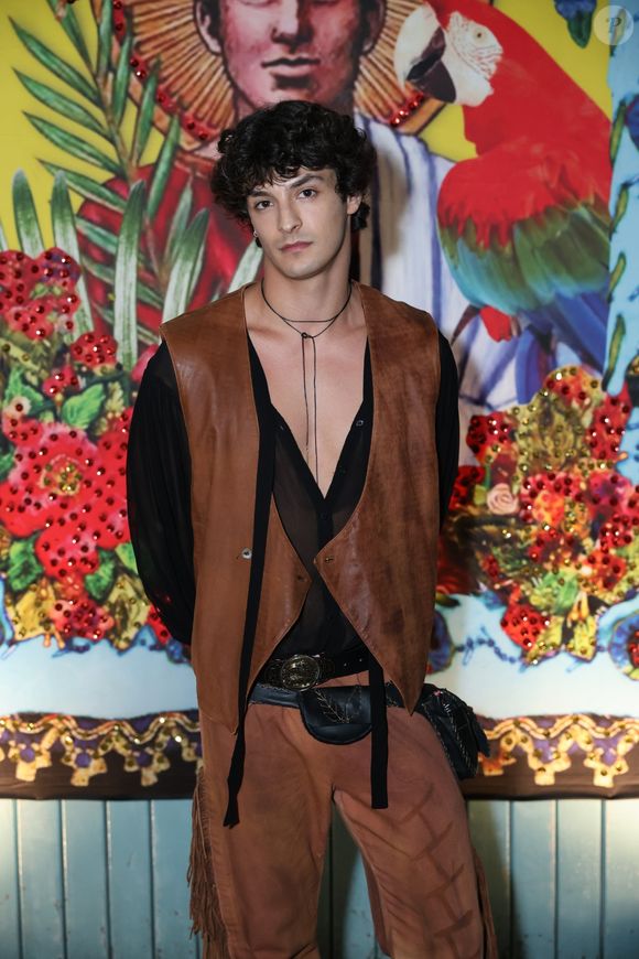 Arraial da Arara 2025: Pedro Waddington em uma versão estilizada do look de vaqueiro