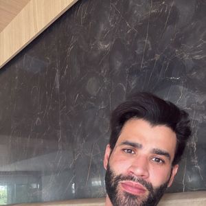 Gusttavo Lima surgiu sem camisa em foto após internação e agradeceu mensagens de apoio dos fãs