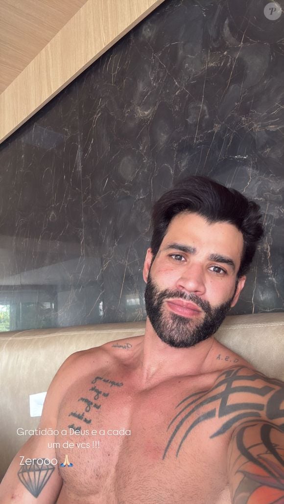 Gusttavo Lima surgiu sem camisa em foto após internação e agradeceu mensagens de apoio dos fãs