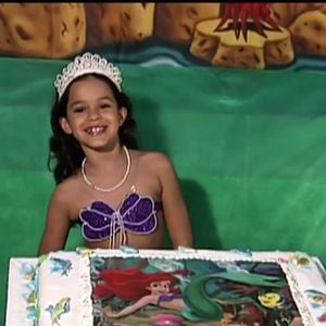 Bruna Marquezine estava fantasiada de Ariel e teve um bolo imenso com o desenho da personagem