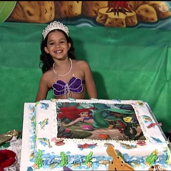 Bruna Marquezine estava fantasiada de Ariel e teve um bolo imenso com o desenho da personagem