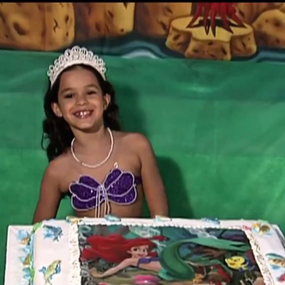 Bruna Marquezine estava fantasiada de Ariel e teve um bolo imenso com o desenho da personagem
