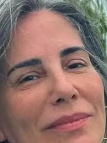 Helena Rodero, farmacêutica, sobre cabelo grisalho: 'Para conseguir cobrir bem os fios brancos com a tintura, o que precisamos fazer é aplicá-la como se estivéssemos passando no couro cabeludo'