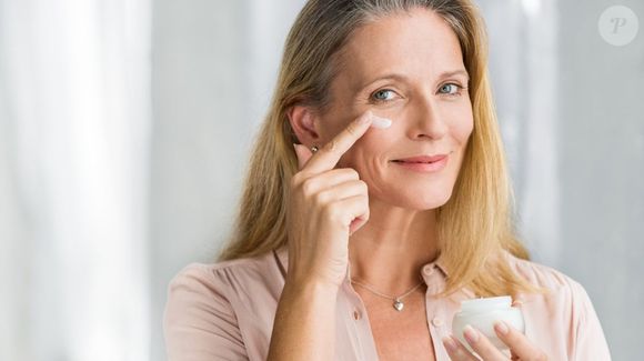Pele envelhece na menopausa? Dermatologista explica efeitos colaterais da fase