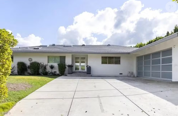 Mansão de Josh Duhamel está pedindo US$ 2,995 milhões pela mansão localizada em Encino, um dos bairros mais valorizados da cidade