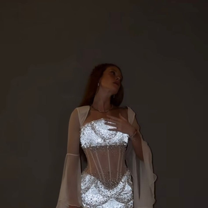 Vestido de Marina Ruy Barbosa tem recortes ovais no quadril, franjas de pedraria e bordados brilhantes