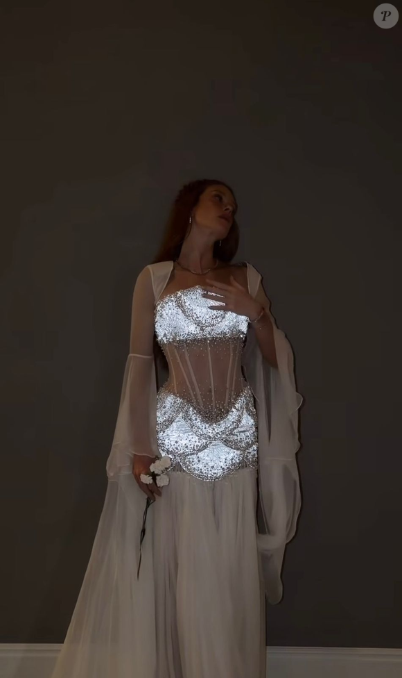 Vestido de Marina Ruy Barbosa tem recortes ovais no quadril, franjas de pedraria e bordados brilhantes