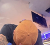 Emocionado, Neymar chegou a deitar sobre as pernas e comemorou, vibrando muito, sua convocação para a Seleção