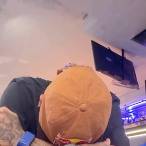 Emocionado, Neymar chegou a deitar sobre as pernas e comemorou, vibrando muito, sua convocação para a Seleção
