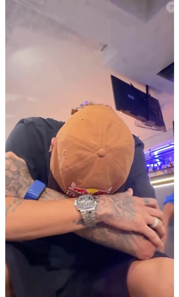 Emocionado, Neymar chegou a deitar sobre as pernas e comemorou, vibrando muito, sua convocação para a Seleção