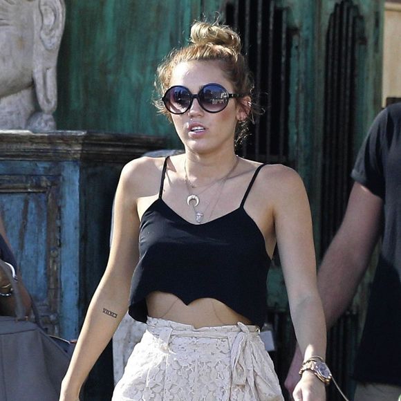 Então com 19 anos, a cantora e atriz respondia a comentários sobre seu emagrecimento, que muitos atribuíram a uma possível doença ou transtorno alimentar.