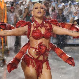 Virgínia Fonseca desfilou sob forte chuva