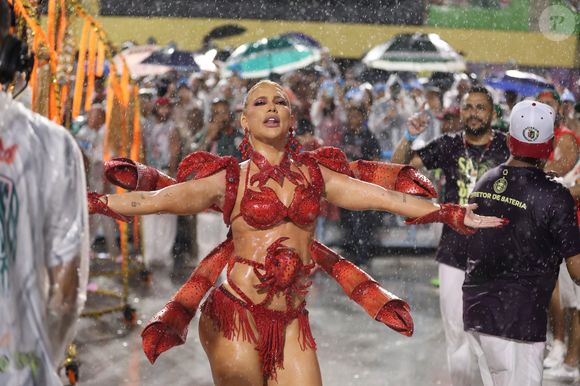 Virgínia Fonseca desfilou sob forte chuva