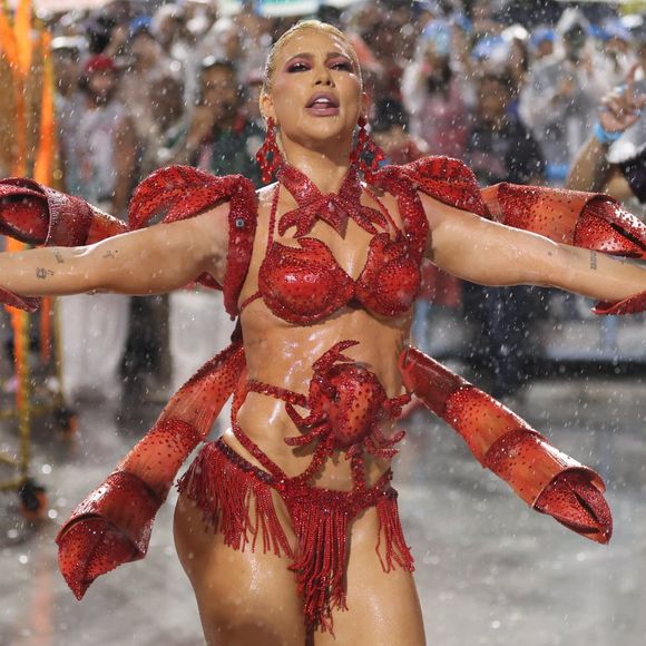 Virgínia Fonseca desfilou sob forte chuva