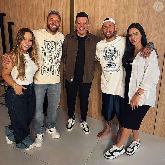 Neymar e Bruna Biancardi recebem cantor evangélico Daniel Berg e jogador do Santos Guilherme e sua esposa Taina Augustto em culto
