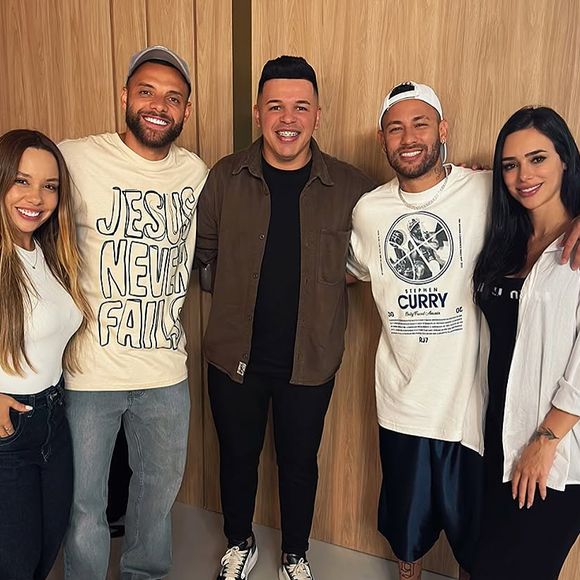 Neymar e Bruna Biancardi recebem cantor evangélico Daniel Berg e jogador do Santos Guilherme e sua esposa Taina Augustto em culto