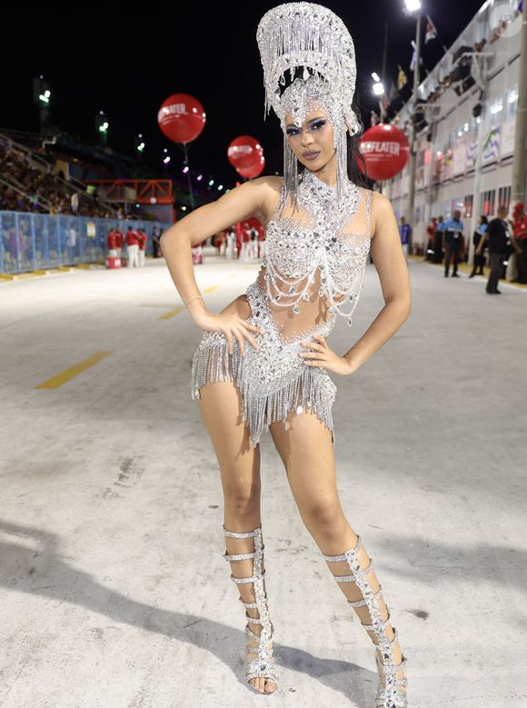 Desfile das Campeãs 2025: irmã de Lexa, Wenny posou deslumbrante na Sapucaí antes de desfilar pela Portela