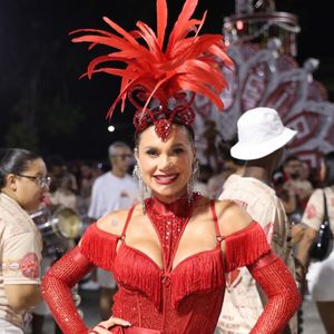 Flávia Alessandra tem 51 anos
