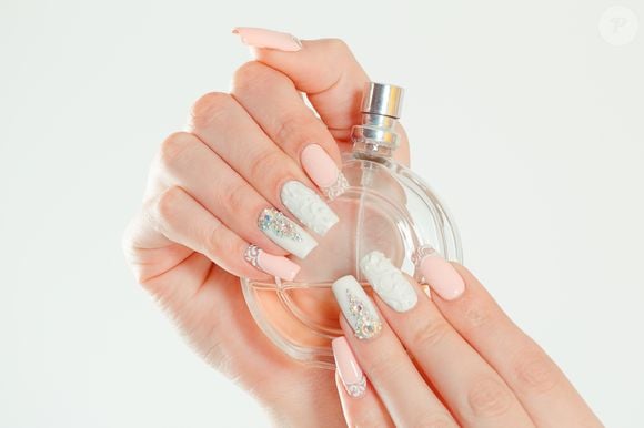 Outra maneira de estilizar unhas decoradas com strass é adicionando um toque de pedrarias. Nesta primavera, as unhas com joias estão dominando.