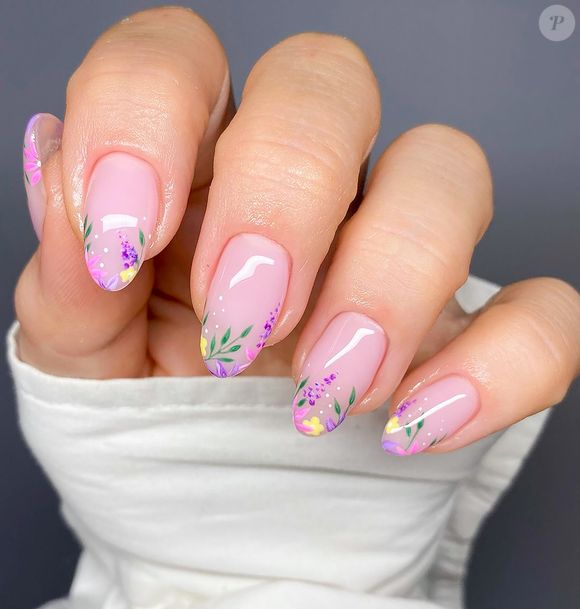 Arte delicada nas unhas combina com vestidos leves e dias ensolarados