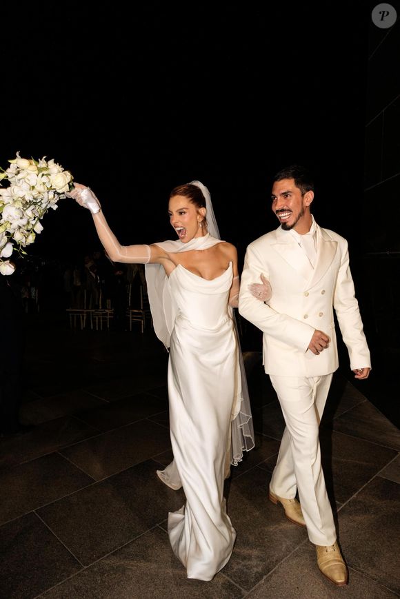 Fotos do casamento de Giovanna Lancellotti e Gabriel David: atriz escolheu um vestido sem alça e grifado para oficializar união com presidente da Liesa