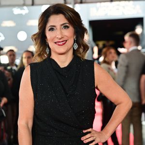 Simone Queiroz surgiu deslumbrante em um vestido longo preto.