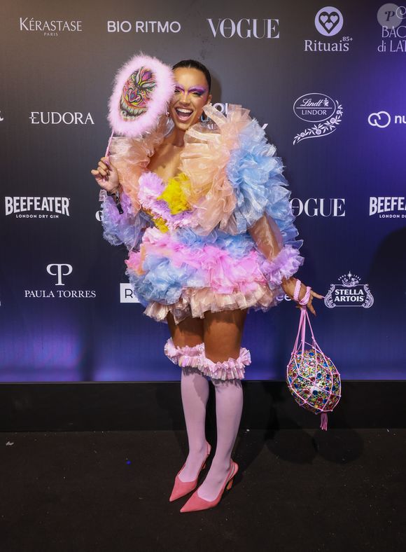 Baile da Vogue 2026: Giovana Cordeiro usou uma máscara com um look colorido típico de Carnaval