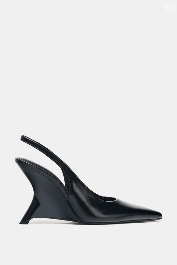 Com salto assimétrico e acabamento envernizado, o modelo preto da Zara surge como um dos calçados mais elegantes da temporada