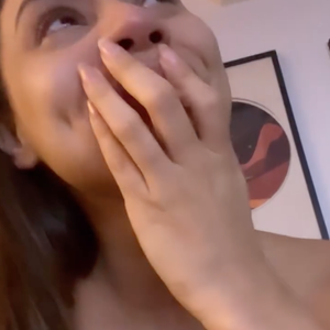 Nesta segunda-feira (03), Lexa acompanhou o desfile da Grande Rio e mostrou nas rede sociais