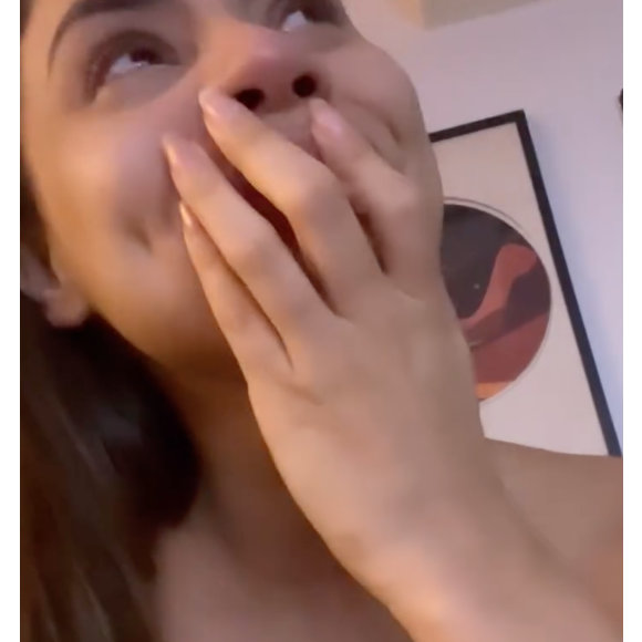 Nesta segunda-feira (03), Lexa acompanhou o desfile da Grande Rio e mostrou nas rede sociais