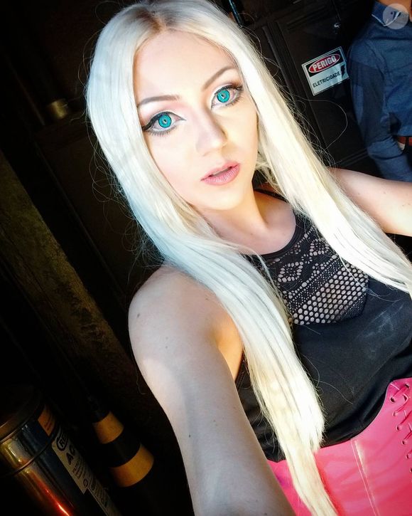 Barbie Humana também usava lentes azuis para ficar mais parecida com a boneca