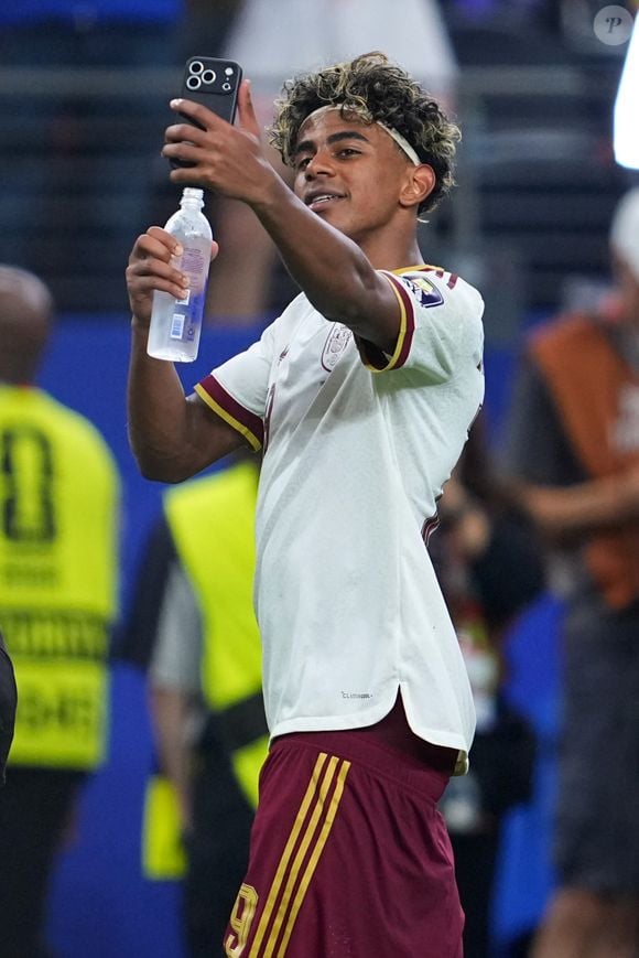 Enquanto elimina a França e coloca a Espanha na final da Copa do Mundo, Lamine Yamal chama atenção por homenagear o bairro onde cresceu