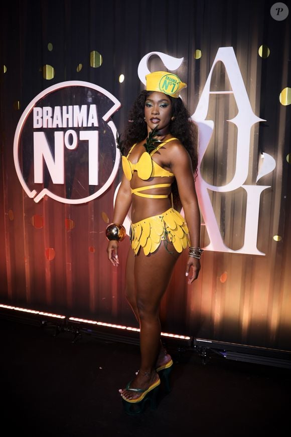 A atriz Erika Januza elegeu look amarelo para o dia 1 do Grupo Especial do Carnaval RJ 2026