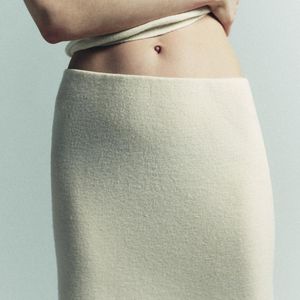 As saias lápis voltam ao cenário fashion com aplicações de renda e bordados florais que elevam a tendência invernal